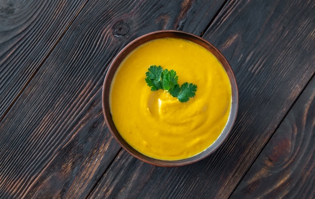 Tigela de sopa de abóbora em madeira