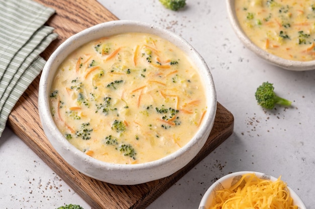 Tigela de sopa de brócolis e queijo cheddar