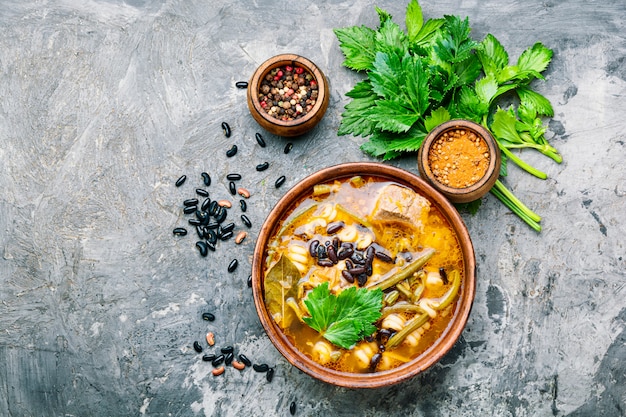 Tigela de sopa de carne deliciosa