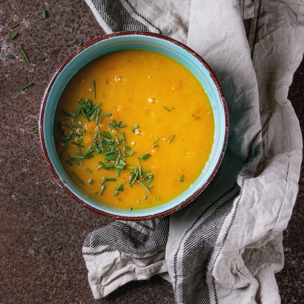 Tigela de sopa de cenoura