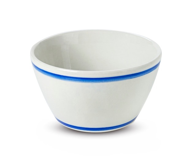 Tigela de sopa de cerâmica em um fundo branco.