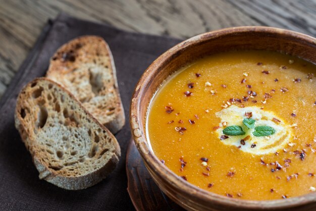 Tigela de sopa de creme de abóbora picante: vista superior