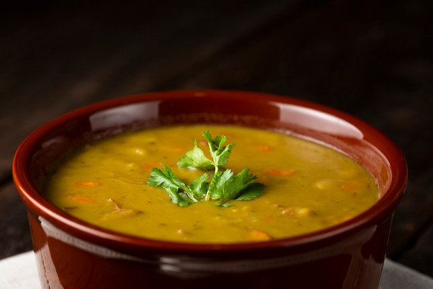 Tigela de sopa de ervilha com sopa de ervilha na mesa