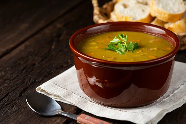 Tigela de sopa de ervilha com sopa de ervilha na mesa