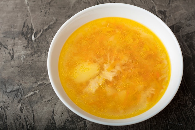 Tigela de sopa de galinha deliciosa