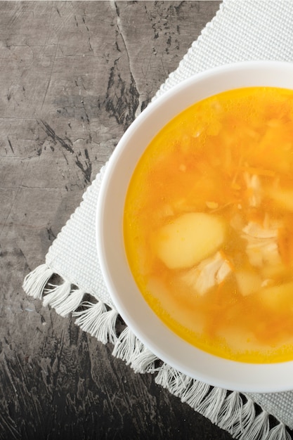 Foto tigela de sopa de galinha deliciosa