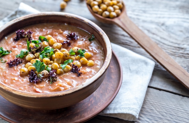 Tigela de sopa de grão de bico em cima da mesa de madeira