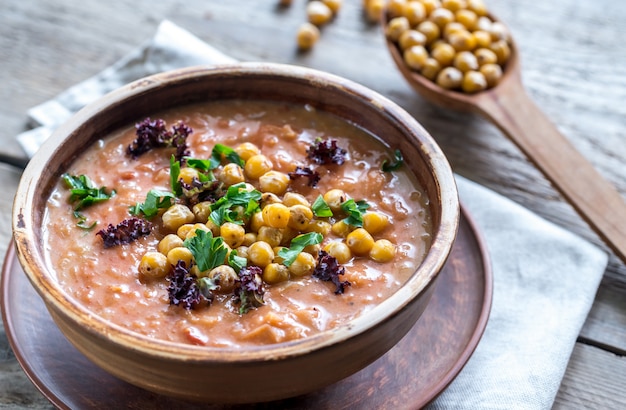 Tigela de sopa de grão de bico em cima da mesa de madeira