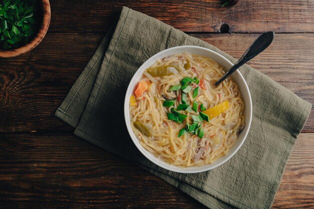 Tigela de sopa de macarrão com legumes e pato