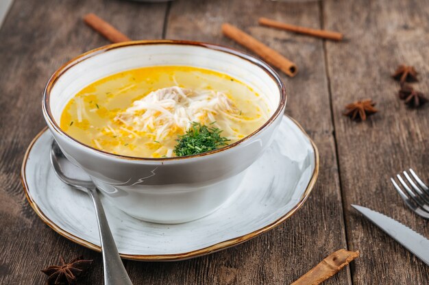 Tigela de sopa de macarrão de frango com verduras