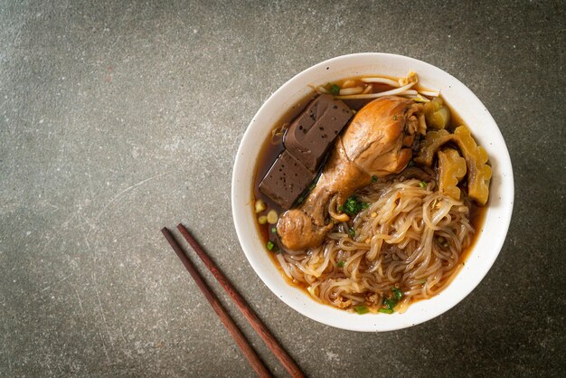 Tigela de sopa de macarrão de frango estufado