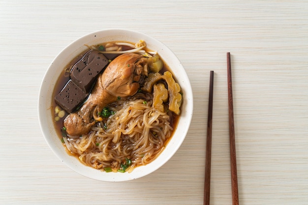 Tigela de sopa de macarrão de frango estufado