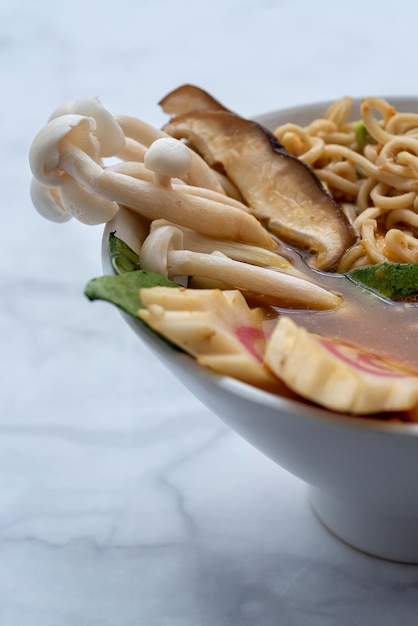 Foto tigela de sopa de ramen sobre a mesa de mármore