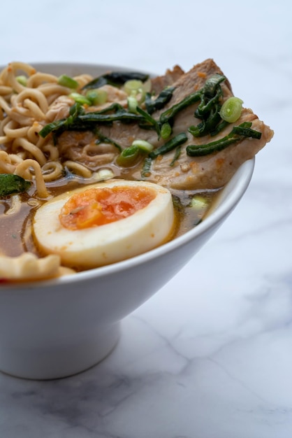 Foto tigela de sopa de ramen sobre a mesa de mármore