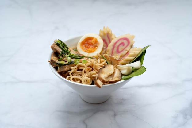 Foto tigela de sopa de ramen sobre a mesa de mármore