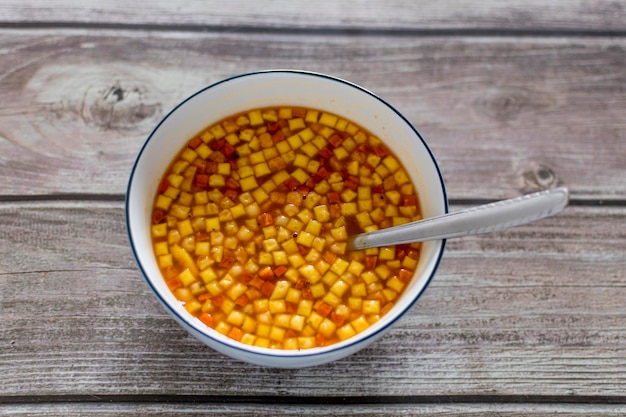 Tigela de sopa de tomate com croutons