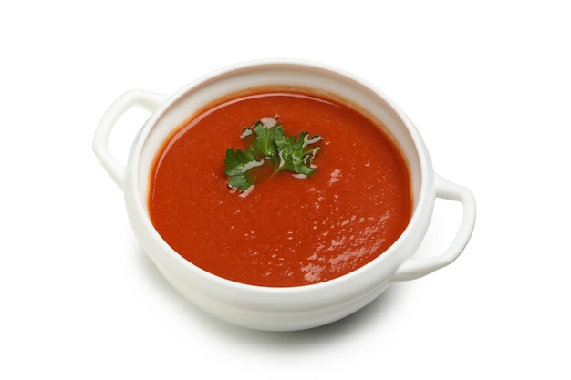 Tigela de sopa de tomate isolada no branco