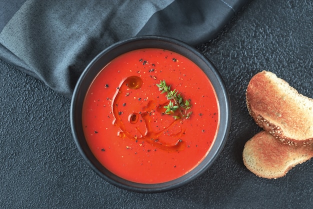 Tigela de sopa de tomate picante