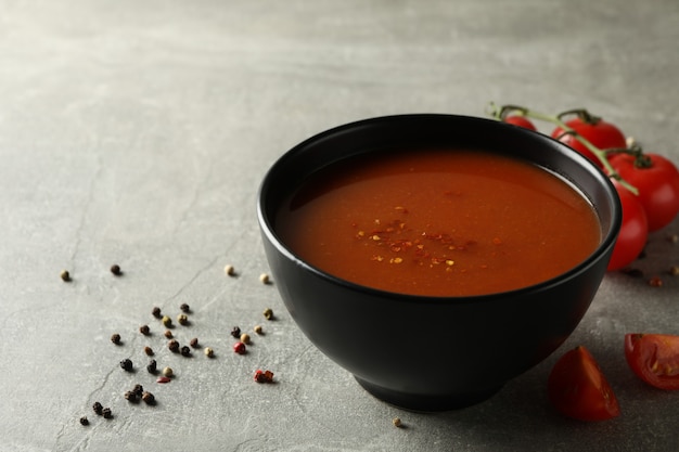 Tigela de sopa saborosa de tomate na cinza