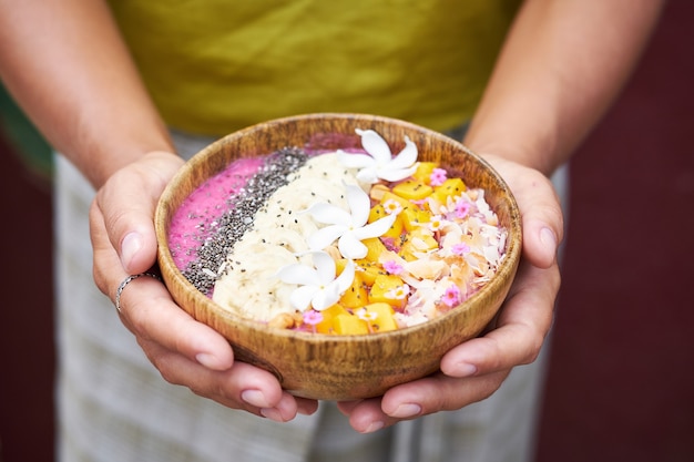 Tigela de suco de frutas tropicais