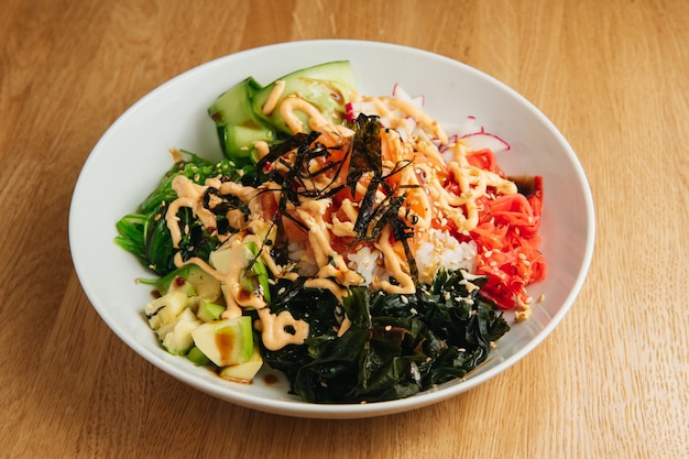 Foto tigela de sushi. alimentos orgânicos e saudáveis.