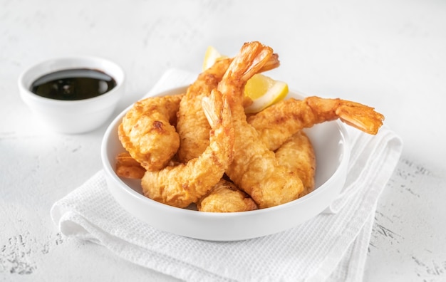 Tigela de tempura de camarão com molho de soja