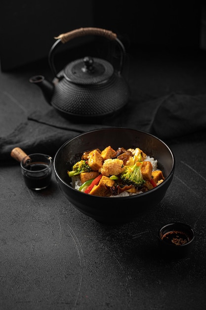 Tigela de tofu vegetariano com legumes e arroz
