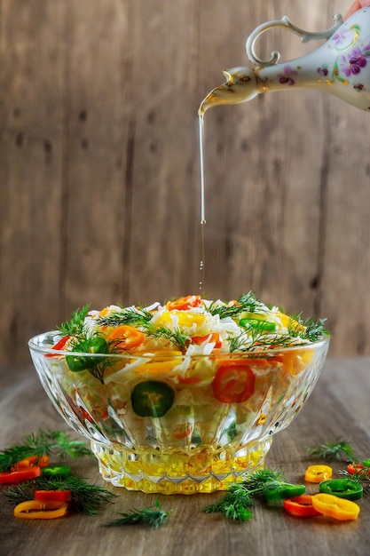 Tigela de vidro cheia de salada de super comida orgânica com vinagre de vinho tinto de azeite e garfos