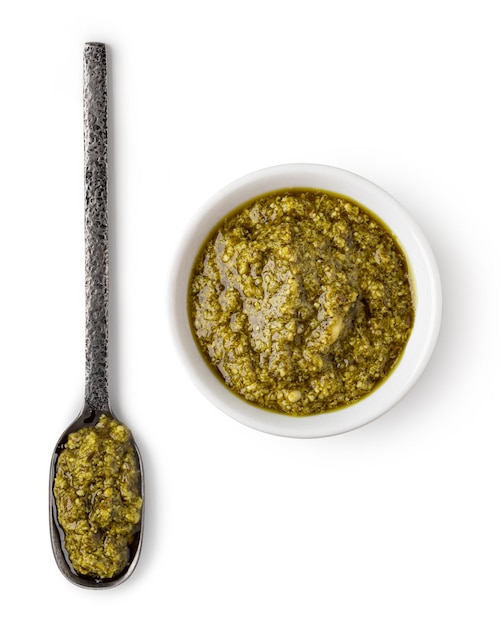 Tigela e colher com molho pesto