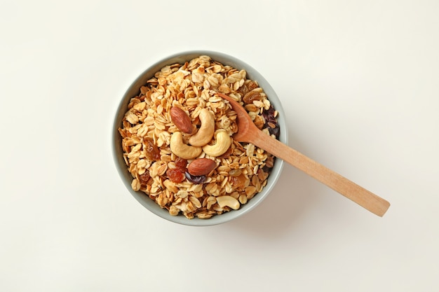 Tigela e colher com saborosa granola isolada