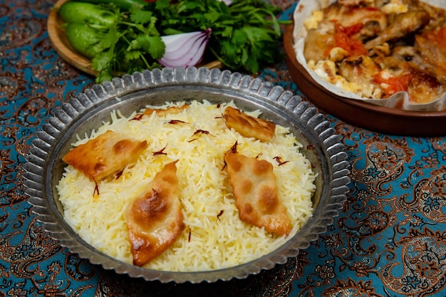 Tigela Pilaf Cozinha tradicional do Oriente Médio feita de especiarias e legumes de carne de arroz