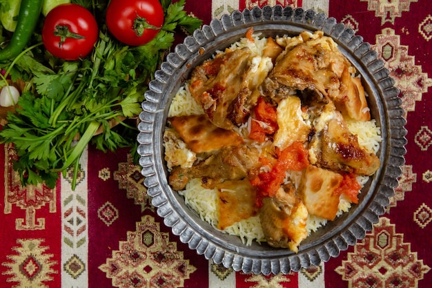 Tigela Pilaf Cozinha tradicional do Oriente Médio feita de especiarias e legumes de carne de arroz