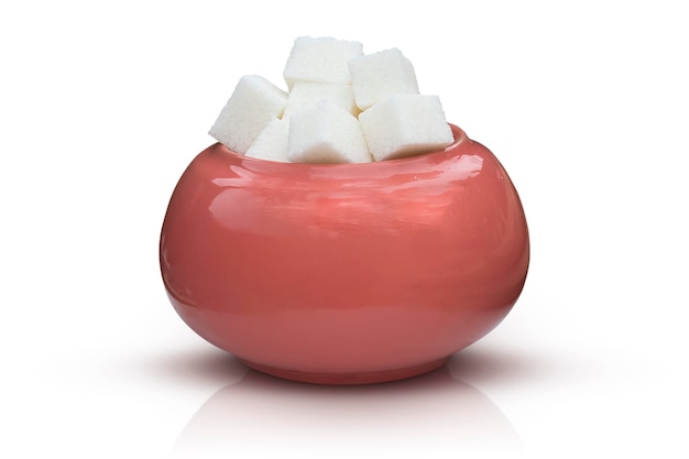 Tigela rosa com cubos de açúcar branco sobre um fundo branco
