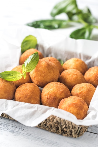 Foto tigela rústica de arancini