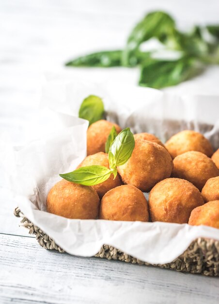 Foto tigela rústica de arancini