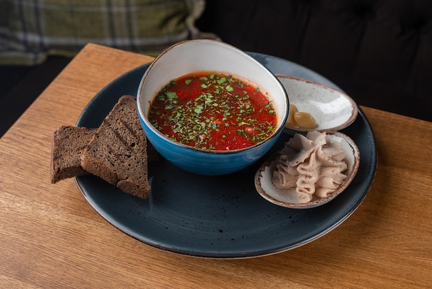 Tigela tradicional de borscht russo ucraniano de sopa de beterraba vermelha com creme branco