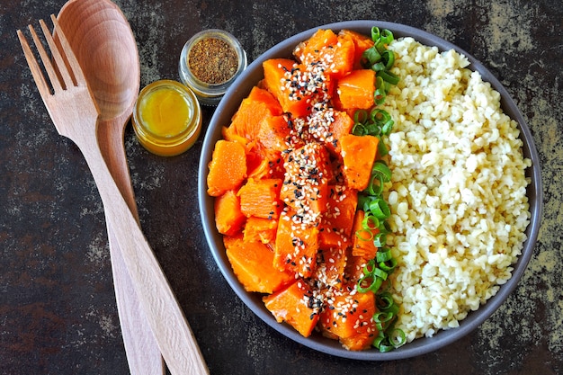 Tigela vegana com bulgur e abóbora.