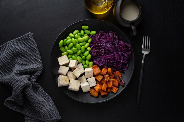 Tigela vegana saborosa e apetitosa com tofu no prato