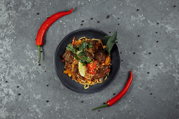 Tigela vista de cima com macarrão e vegetais