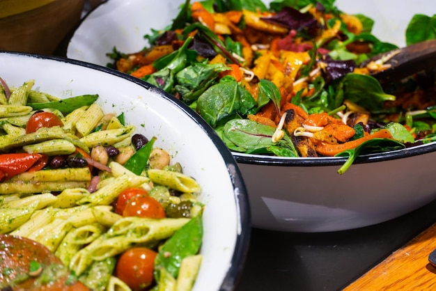 Tigelas com macarrão e salada em um café vegetariano