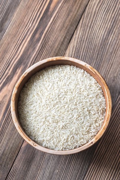 Tigelas de arroz camolino e basmati cru