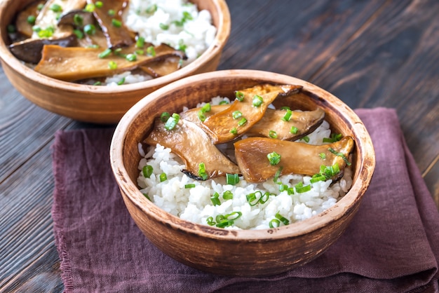 Tigelas de arroz com cogumelos teriyaki rei ostra