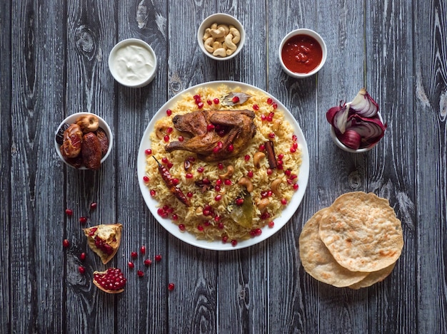 Tigelas de comida tradicional árabe kabsa com carne