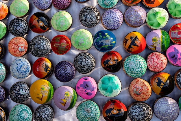 Tigelas de lembrança coloridas para turistas no mercado de rua na Tailândia Tigelas que fazem da vista superior da casca de coco