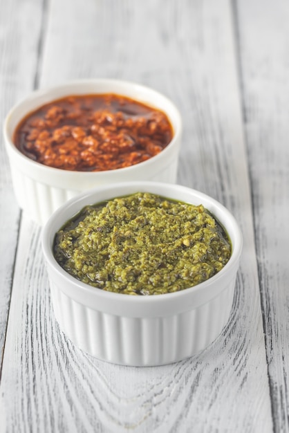 Tigelas de pesto de tomate clássico e seco ao sol