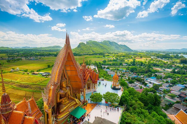 Tiger Cave Temple Wat Tham Sua in Kanchanaburi Thailand ist ein schöner Tag