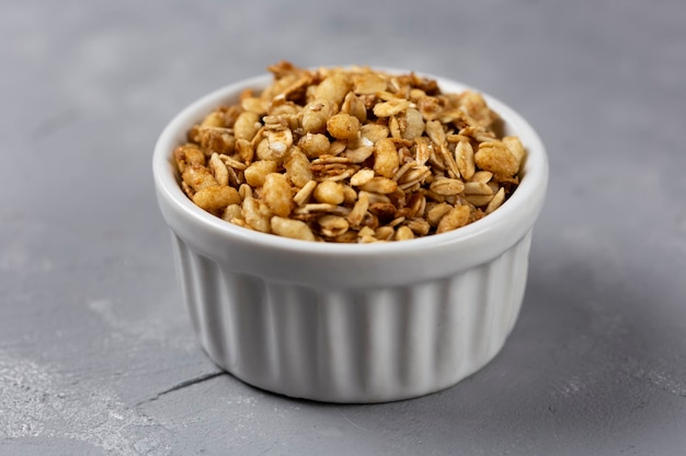 Tigre de granola en la mesa