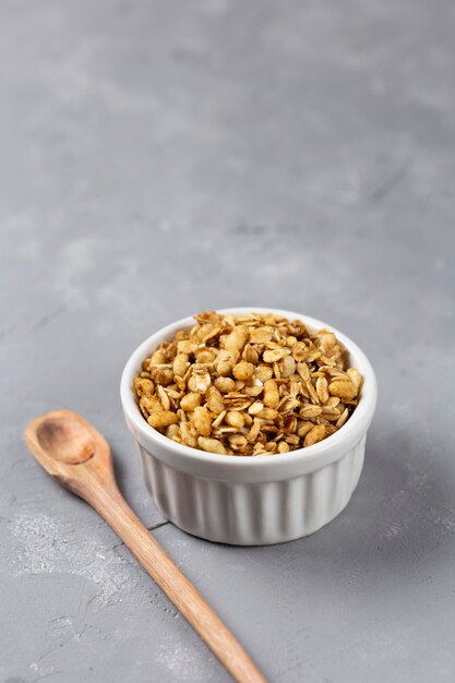 Tigre de granola en la mesa