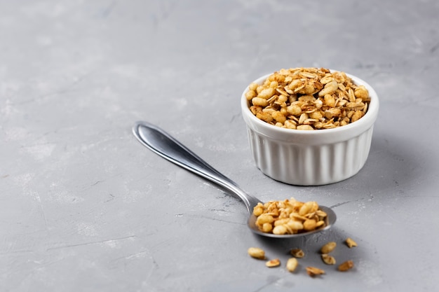 Tigre granola na mesa