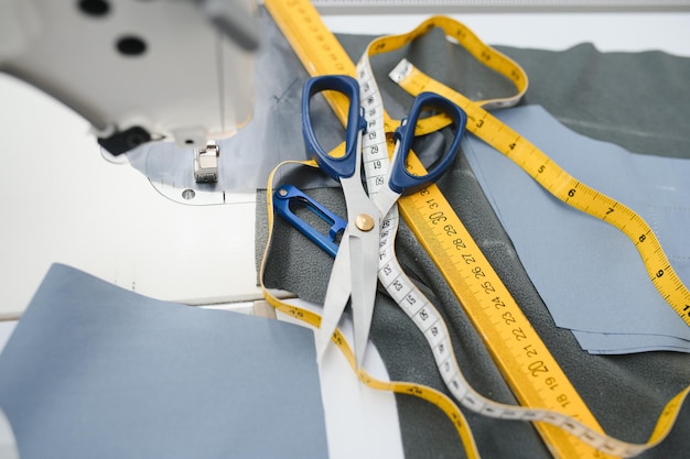 Foto tijeras de aguja de máquina de coser y herramientas de costura